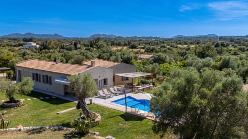 Villa moderna en Artà con piscina, olivos y vistas a la montaña