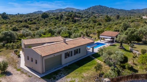 Villa moderna con piscina en Artà, España rodeada de olivares y montañas