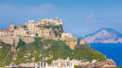 IL POETA bed and breakfast su suggestivo scogliera a Procida, Italia con edifici colorati affacciati sul Mare Mediterraneo