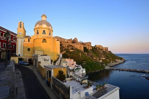 Chiesa gialla con cupola che affaccia sul blu Mar Mediterraneo, isola di Procida, Italia - Ubicazione bed and breakfast IL POETA