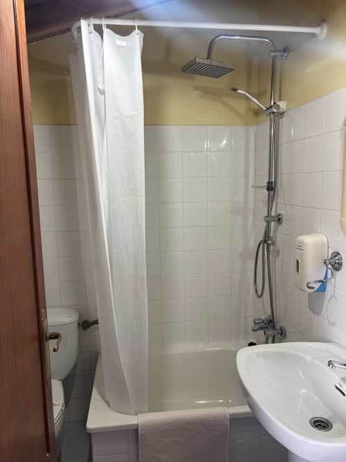 Baño moderno con ducha, lavabo e inodoro en el Hotel Restaurante O Esqueiro en Malpica, A Coruña