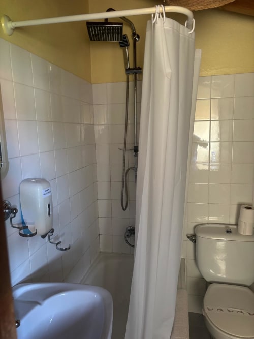 Baño de la Habitación Laxe en el Hotel Restaurante O Esqueiro, Malpica, con ducha de efecto lluvia, inodoro, bidé y