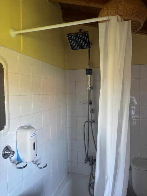 Moderna cabina de ducha con alcachofa de lluvia en el Hotel Restaurante O Esqueiro en Malpica