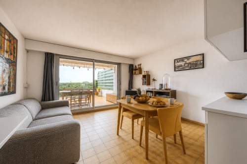 Élégant séjour et coin repas de La Loge Du Bassin à Lège-Cap-Ferret, avec vue océan depuis le balcon