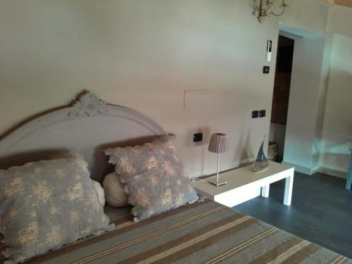 Camera Tripla Superior Fiorella a La Finestra sul porto di Cesenatico con letto ornato, pavimenti in legno e vista sul mare