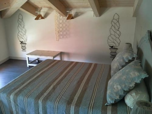 Camera Tripla Superior Fiorella a La Finestra sul porto, Cesenatico con biancheria a righe, travi in legno e vista mare
