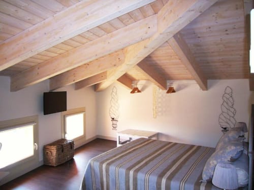 Camera Tripla Superior Fiorella con travi in legno a vista, biancheria a righe, vista mare e parquet a La Finestra sul