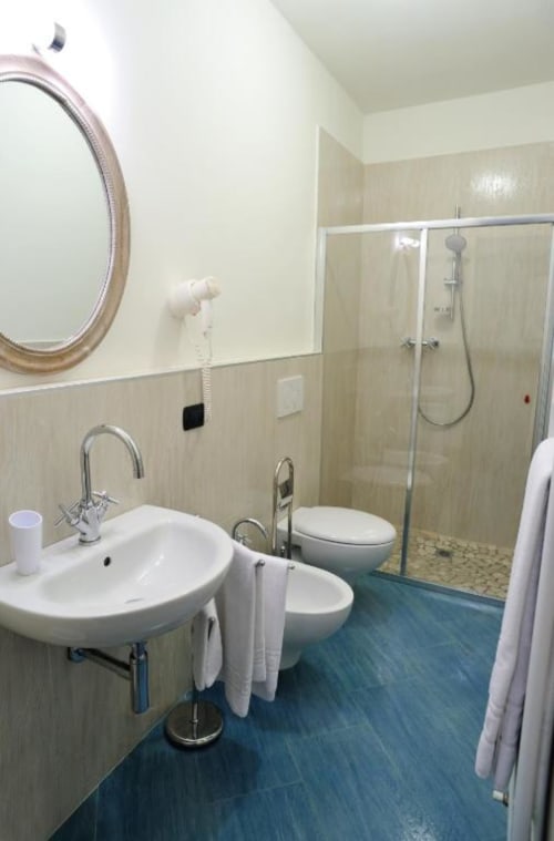 Bagno moderno nella Patty Room del B&B La Finestra sul porto a Cesenatico, con lavabo, WC, bidet e doccia in vetro