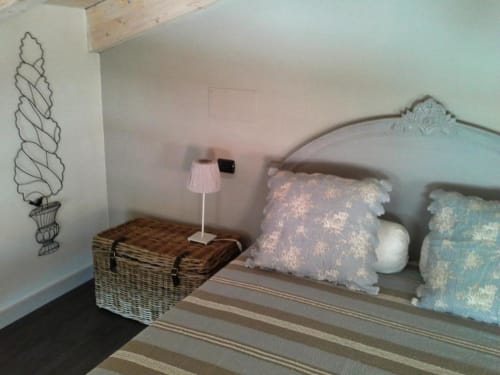 Camera Tripla Superior Fiorella a La Finestra sul porto, Cesenatico con elegante letto, cuscini decorativi e vista mare