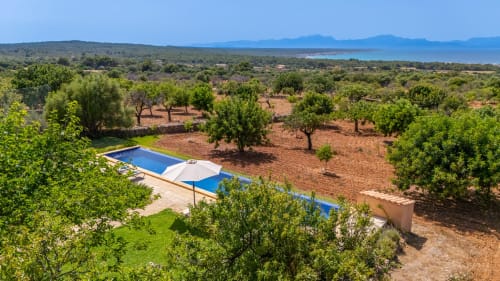 Villa Can Jaumí en Artá con piscina, vistas al mar de la bahía de Alcúdia, rodeada de jardines mediterráneos