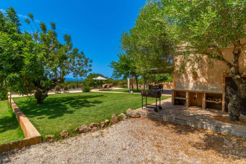 Villa Can Jaumí en Artá de Massa Properties con vistas al mar, barbacoa exterior, jardín cuidado y estilo mediterráneo