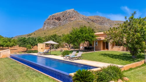 Villa Can Jaumí en Artá con piscina, vistas a la montaña y arquitectura mediterránea, Mallorca