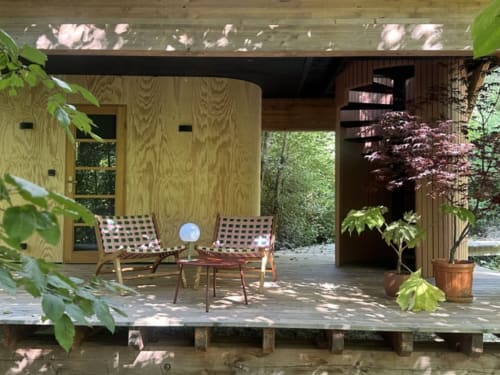 Terrasse cottage Prisma aux Micro Palaces avec transats, plantes et vue sur le jardin près de Vaulx, France