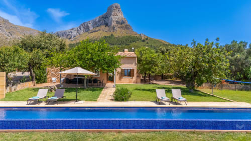 Villa rústica en Artà con piscina, vistas a la montaña, tumbonas y paisaje mediterráneo