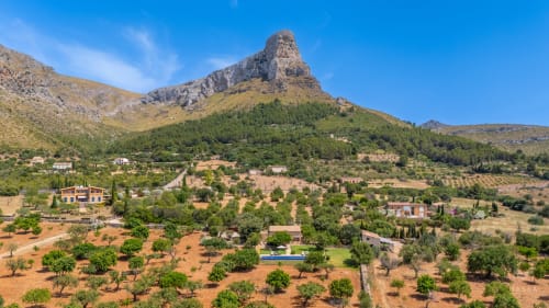 Villa Massa Properties en Artà con vistas a la montaña, olivares y piscina en el paisaje rural español