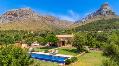 Villa mediterránea Massa Properties Artà con piscina, vistas montañosas, olivares y jardines paisajísticos en la España rural