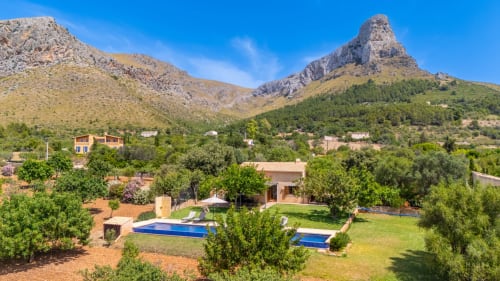 Villa de lujo en Artà con piscina, jardines verdes y vistas a la montaña en Mallorca