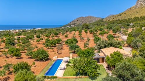 Villa Massa Properties en Artà con piscina con vistas a olivares y el mar Mediterráneo