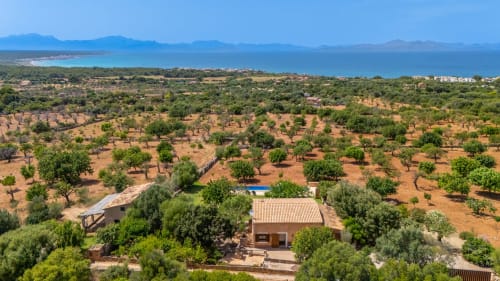 Villa rural de Massa Properties en Artà con olivares, piscina y vistas al Mediterráneo