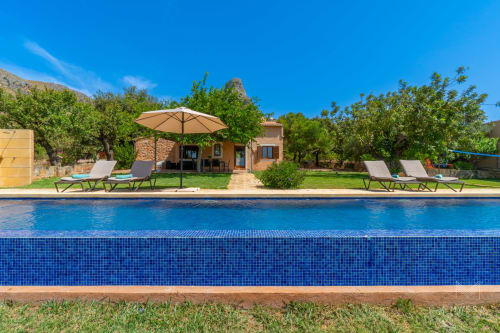 Villa de lujo con piscina, tumbonas y sombrilla en Artà, España
