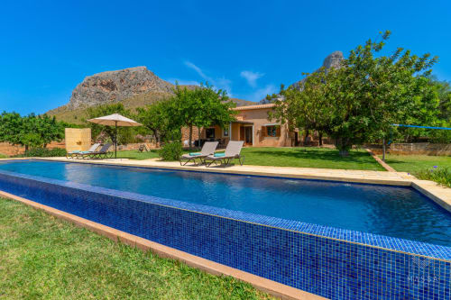 Villa de lujo de Massa Properties en Artà con piscina rectangular, tumbonas y vistas a la montaña