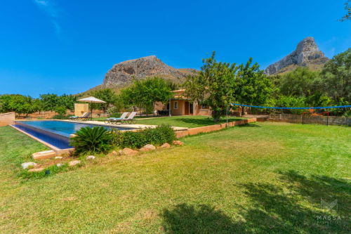 Villa de lujo en Artà con piscina, jardines cuidados y vistas a la montaña - Massa Properties