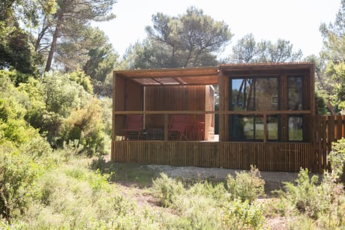 Chalet en bois moderne avec terrasse au Chant des Pins, niché dans une forêt de pins près de Saint-Marc-Jaumegarde, France