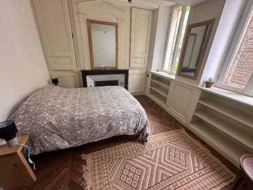 Chambre double lumineuse au Domaine Des Oiseaux De Passage, Escolives-Sainte-Camille, avec lit, cheminée, miroir et rangements