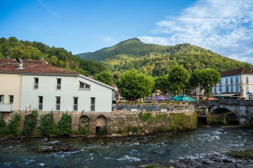 Hôtel Maison Du Haut Salat à Seix, France avec vue sur la rivière, pont de pierre et montagnes boisées