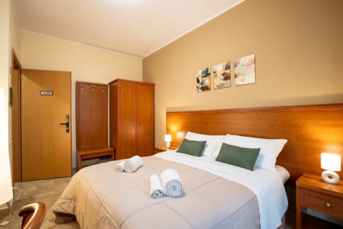 Camera Famiglia Superior La Zagara a Milazzo con letto vista mare, arredi in legno e vista sulla città