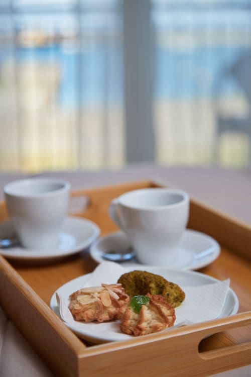 Colazione con pasticcini e caffè alla La Zagara Rooms, B&B a Milazzo, con terrazza vista mare