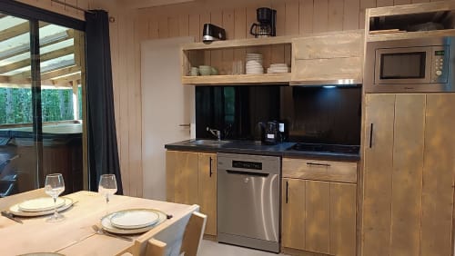 Cuisine et salle à manger modernes de la villa Verlaine aux Chalets Du Lac, Marange-Silvange