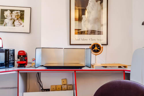 Espacio de trabajo brillante en los apartamentos Tessa en Matadepera con cafetera roja, portátil y decoración