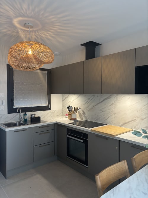Cuisine moderne de l'appartement Résidence Les 3 Volcans à Clermont-Ferrand, avec mobilier sombre et dosseret en marbre