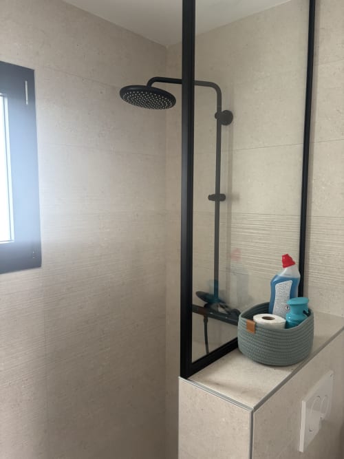 Douche moderne avec pommeau de douche effet pluie noir et douchette à main à la Résidence Les 3 Volcans, Clermont-Ferrand