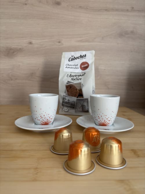 Biscuits au chocolat et amande Caboches avec tasses d'espresso à la Résidence Les 3 Volcans, Clermont-Ferrand