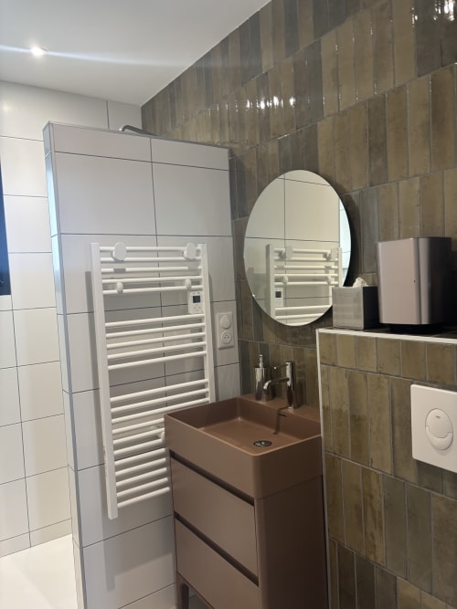 Salle de bain moderne du Studio Pavin à la Résidence Les 3 Volcans, Clermont-Ferrand, avec vasque marron, miroir rond et