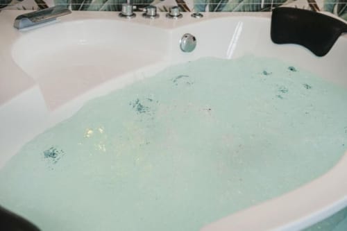Lussuosa vasca idromassaggio con acqua turchese presso il bed and breakfast IL POETA a Procida, Italia