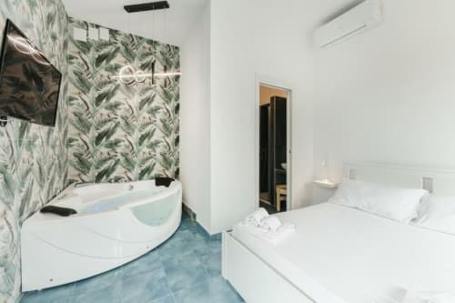 Camera da letto moderna a IL POETA a Procida con vasca idromassaggio e piastrelle tropicali