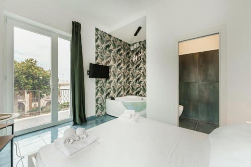 IL POETA Camera con letto matrimoniale e balcone vista mare, camera moderna con carta da parati botanica, bagno ensuite, Procida