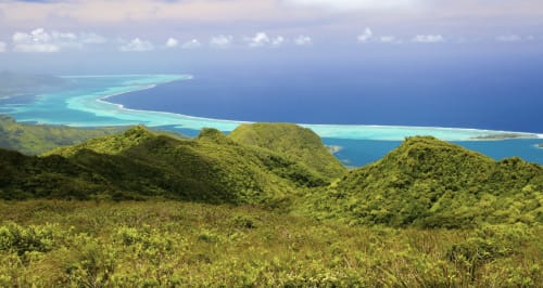 Vue des montagnes verdoyantes et du lagon turquoise de Fare Tihi Moana, Raiatea, Polynésie française