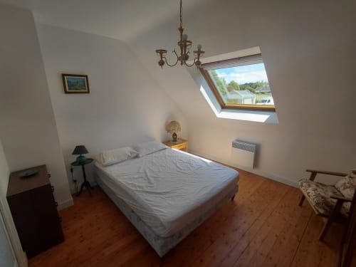 Chambre mansardée lumineuse au gîte Maison Lannivrec, Belle Île, avec lit double, velux, parquet et vue jardin