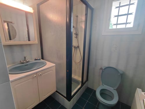 Salle de bain moderne avec lavabo, douche et toilettes à la maison Lannivrec à Locmaria, Belle Île en Mer
