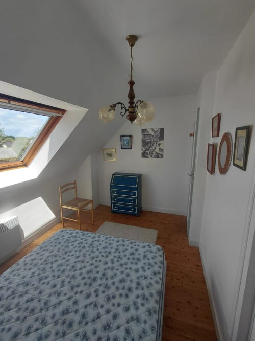 Chambre douillette sous les toits avec parquet, lit, commode bleue et lucarne - Chaumière de Belle-Île-en-Mer