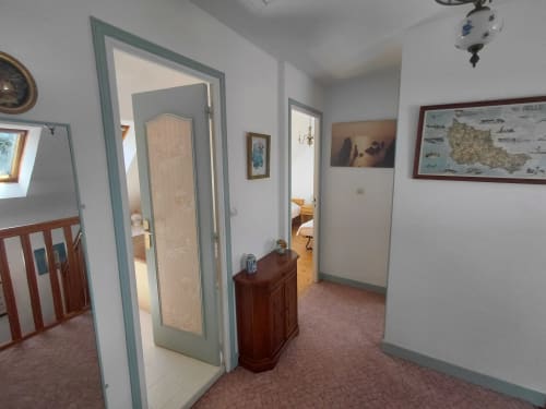 Couloir de la maison d'hôtes Lannivrec, Belle Île en Mer, avec portes donnant sur les chambres et décor traditionnel
