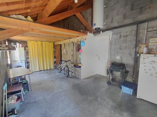 Spacieux séjour du gîte à Locmaria, Belle-Île-en-Mer avec poutres apparentes, cuisine et rangements