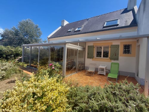 Maison Lannivrec à Locmaria, Belle-Île : terrasse, vue jardin, véranda vitrée et salon extérieur