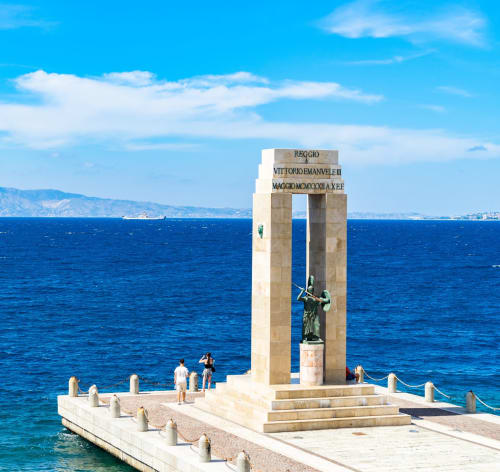 Monumento con vista sul mare blu a Reggio Calabria, vicino all'alloggio Maison ì Room