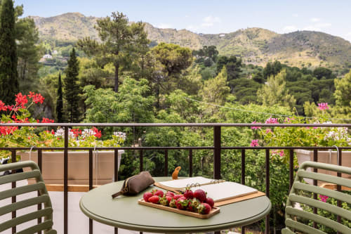 Balcone di Dimora Silva Nature Suites con vista montagna, fiori freschi e fragole sulla tavola