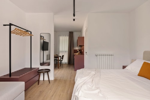 Camera moderna a Dimora Silva Nature Suites a San Martino delle Scale con letto, area salotto e angolo cottura